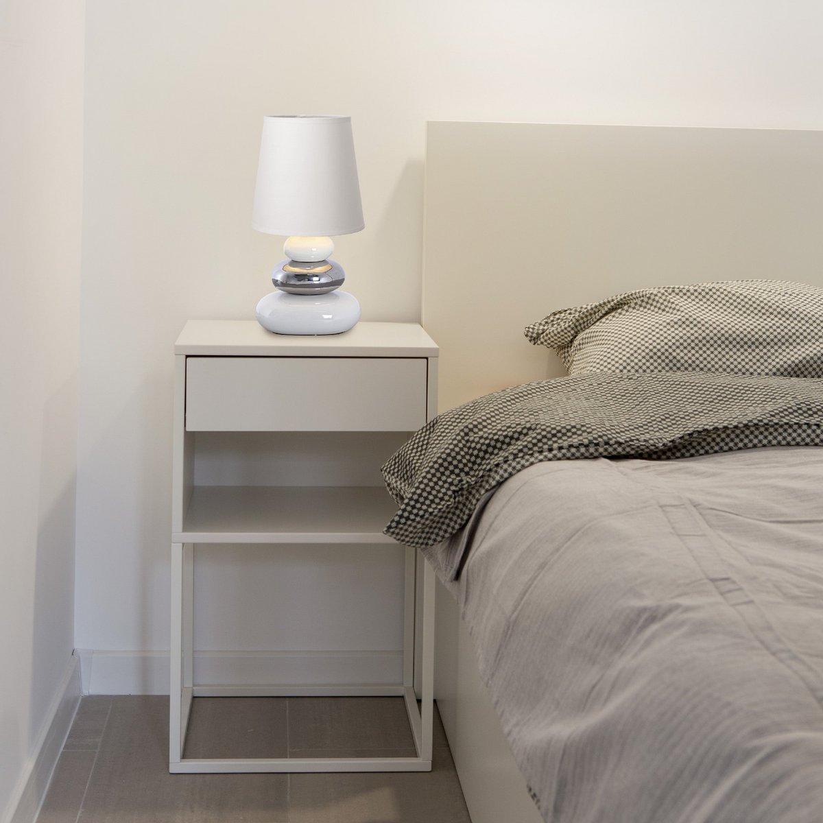 Keramische tafellamp "stoney", tafellamp gemaakt van keramiek, wit, met E14 - versie, tafellamp voor eetkamer, woonkamer, gang of kantoor, of als een bedlamp, 31 cm hoog - OutHome