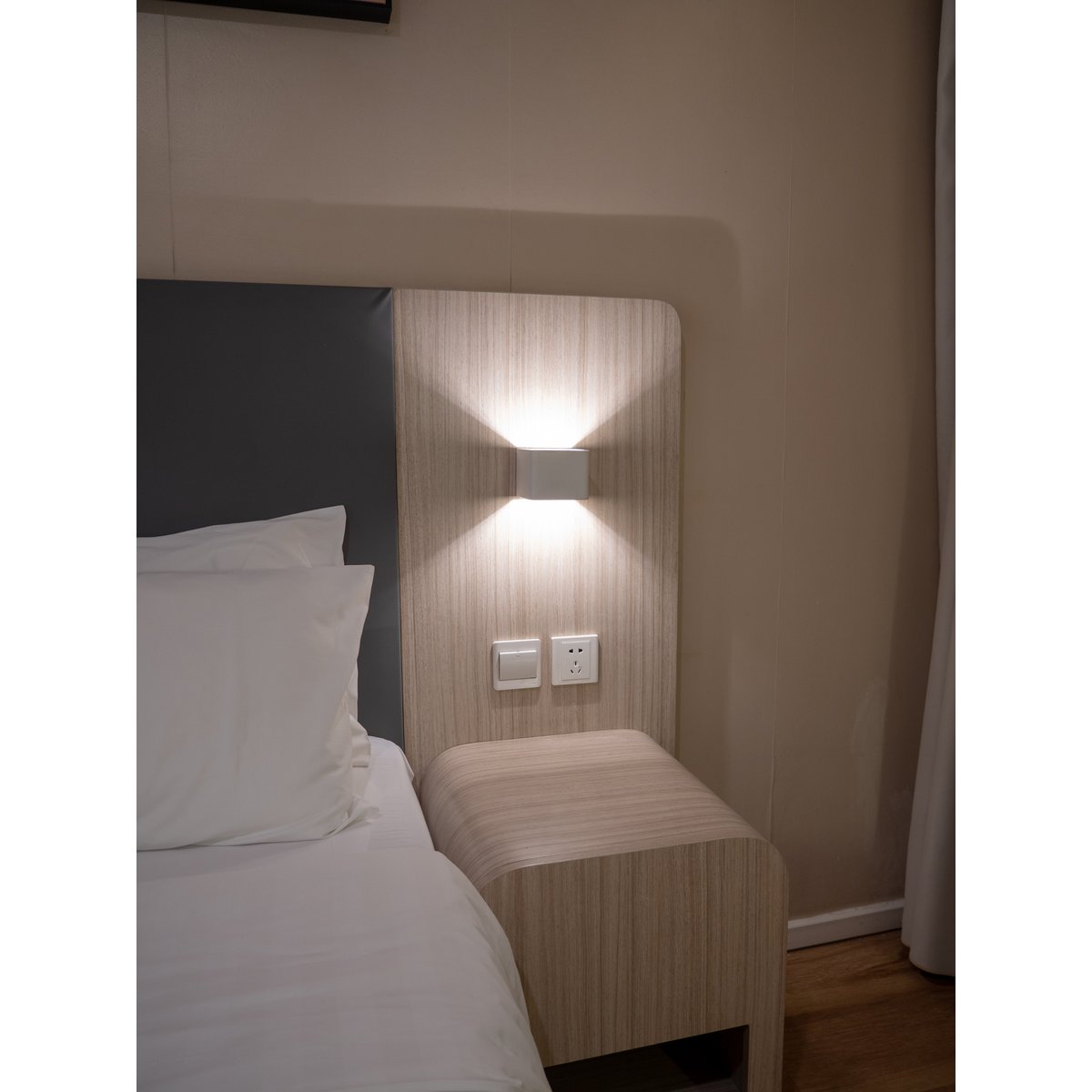 Noteloze wandlicht "kubus" magnetisch, ca. 10 x 10 cm, gemaakt van wit metaal, met bewegingssensor - OutHome