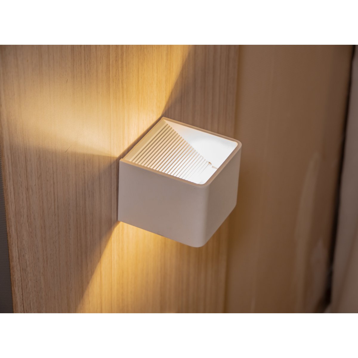 Noteloze wandlicht "kubus" magnetisch, ca. 10 x 10 cm, gemaakt van wit metaal, met bewegingssensor - OutHome