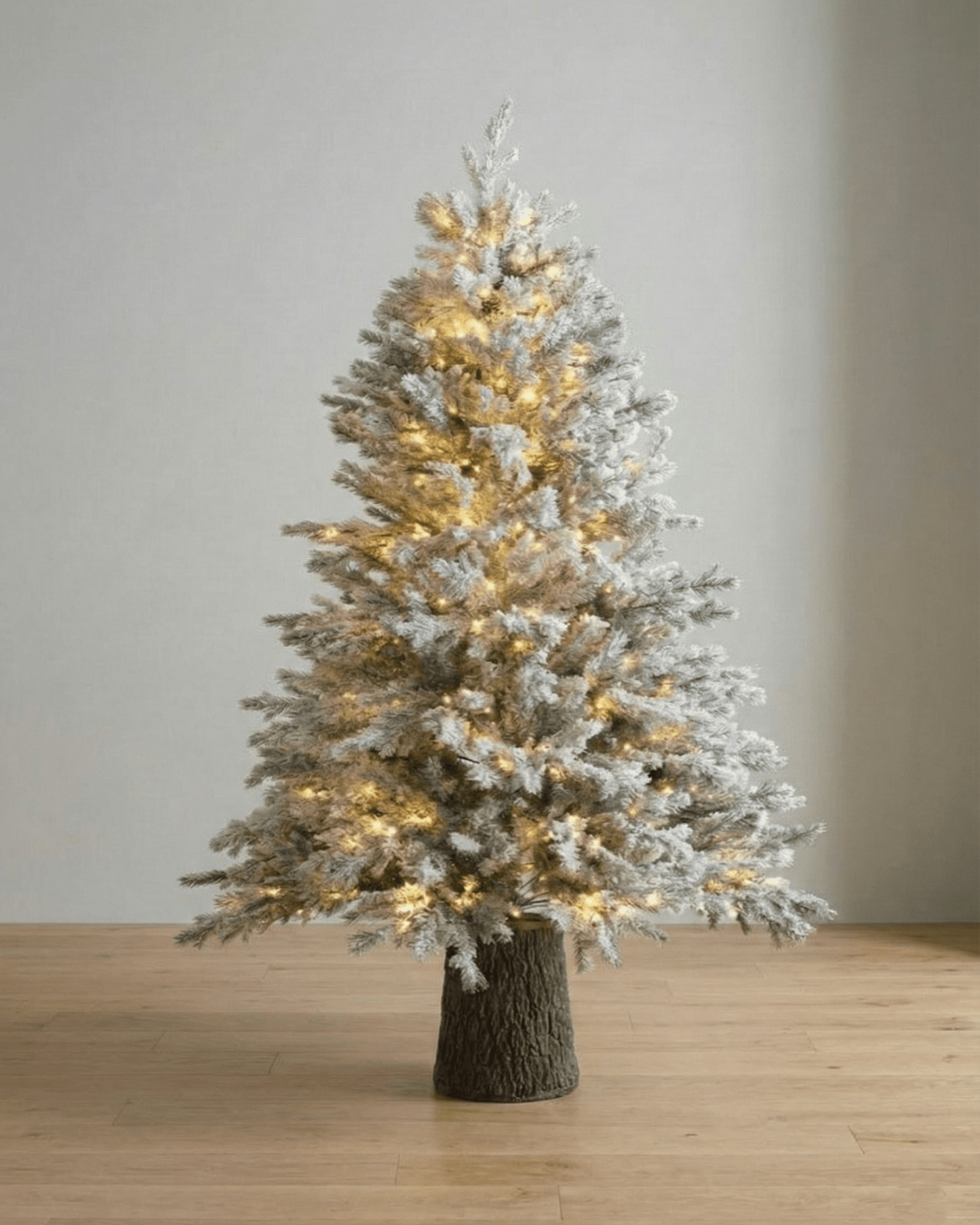 Kerstboom Besneeuwd - 600 Led Houten Basis Kunst Donkergroen - OutHome