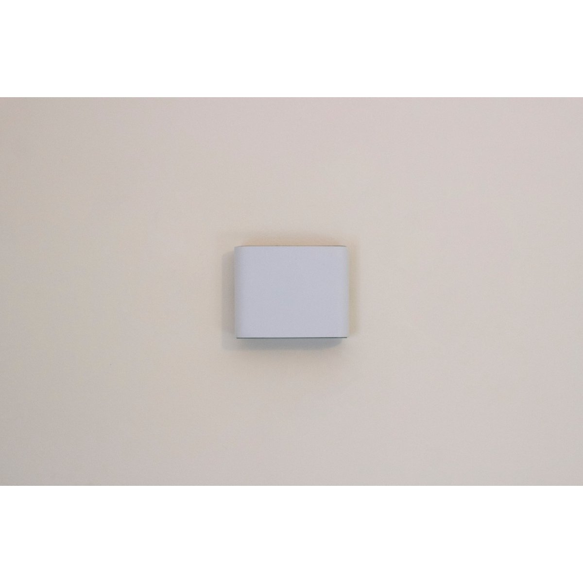 Noteloze wandlicht "kubus" magnetisch, ca. 10 x 10 cm, gemaakt van wit metaal, met bewegingssensor - OutHome